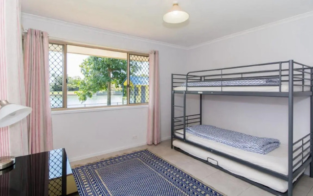 Lowset home on the canal - Dolphin Dr, Bongaree