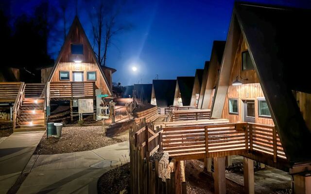 Wrong Way River Lodge & Cabins