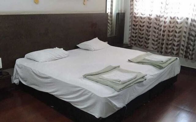 Iroomz Shivaratna Palace