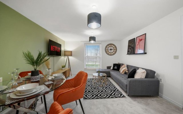 Stylish 2 Bedroom 2 Bathroom Apartment - 8 Minutes Drive to Central MK - with Free Parking & Smart TV by Yoko Property