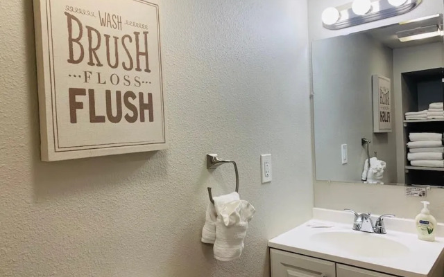 Inviting Bungalow Next to UNC - Free cruiser bikes!