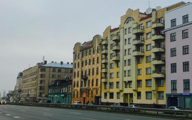 Riverside Promenade Apartment
