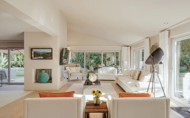 Light Villa by Cadenzalux