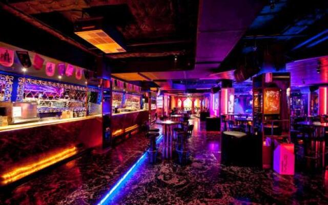 Illigals Hotel & Club