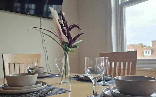 Town Center Modern Apartment 10