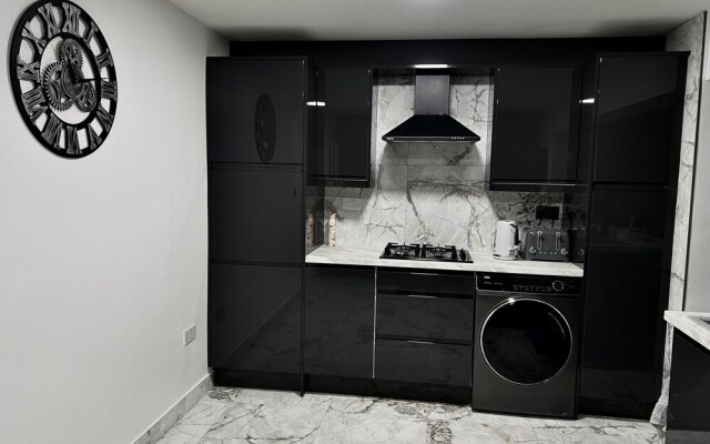Penthouse Style 2 Bedroom House With Hot-tub