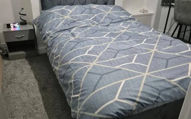 3 Bed Home Free Wifi & Netflix Central Location