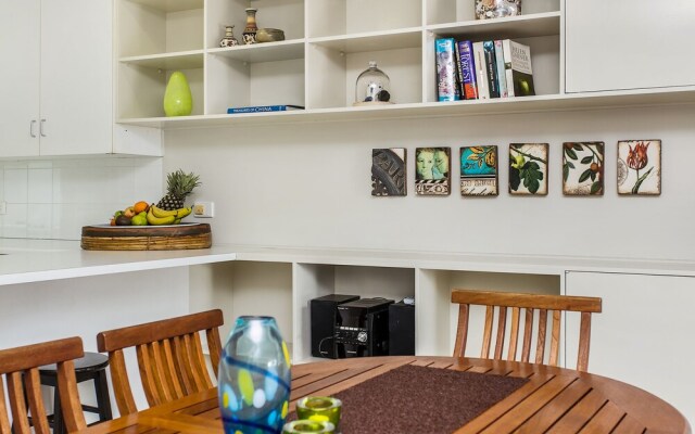 7 James Cook Apartments