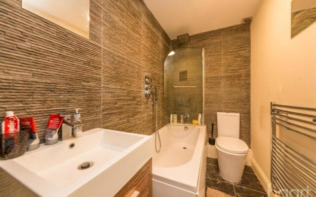 Cosy 3-bed Apartment in London