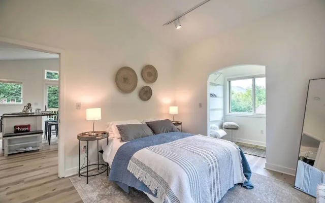 Airy & Bright Hideaway Near Smugglers' Notch!