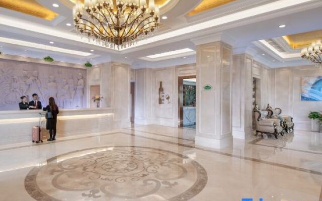 Vienna Hotel (Qingyuan Zhongshan Park Century Plaza)