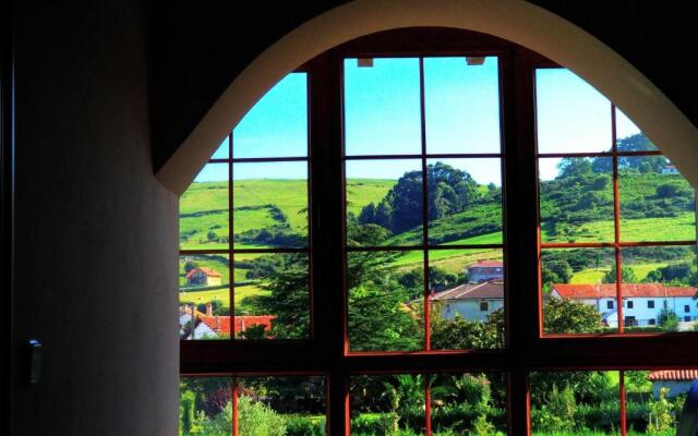 Casa Amplia Con Jardín Y Aparcamiento G-100147