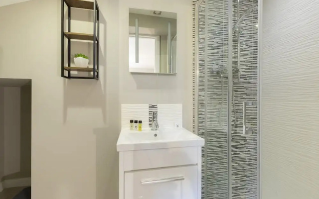 Elliot Oliver - 2 Bedroom Garden Apartment With Parking