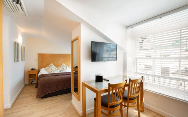 OYO The Cleveland Hotel