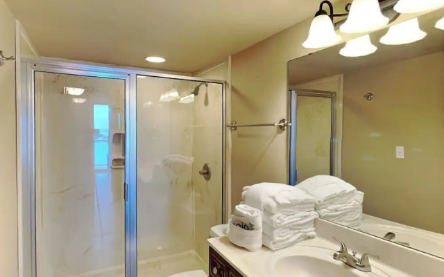 Sabine Yacht & Racquet #8D