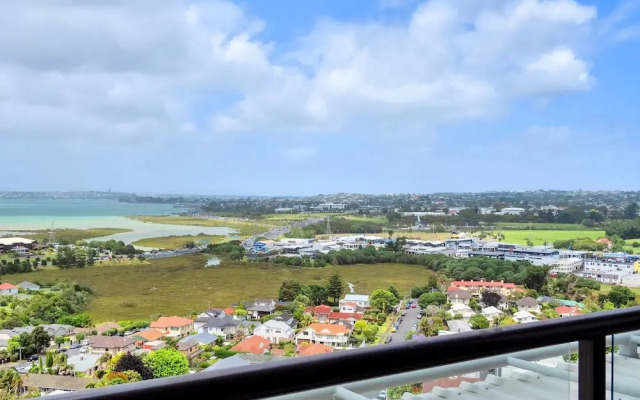 Sea City Views Takapuna Studio w Carpark