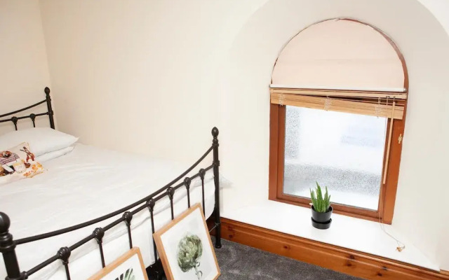 1 Bedroom Apartment by Gloucester Road
