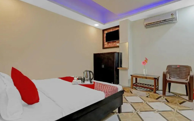OYO 87826 Hotel Clarke Inn