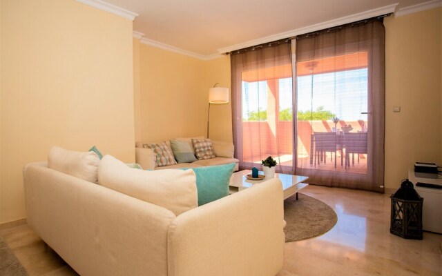 Delightful 2 Bed Apartment with sea views PW10
