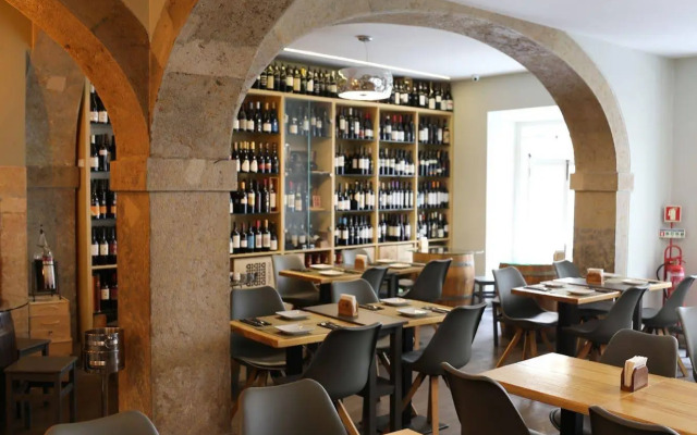 Grapes & Bites - Hostel and Wines