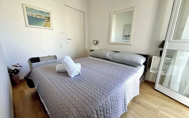 Indy's Beach Apartments