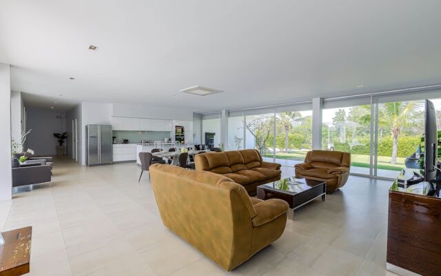 Luxury Modern 4 BR Pool Villa - PH111