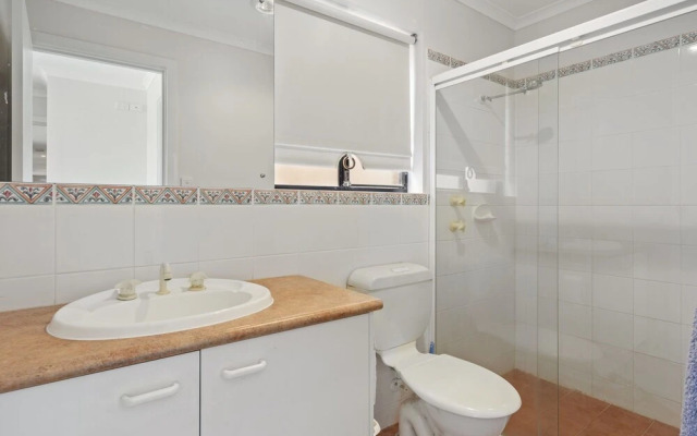 Marina Views - 64 Seaview Avenue