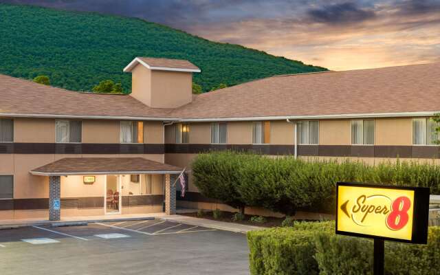 Super 8 by Wyndham Burnham/Lewistown