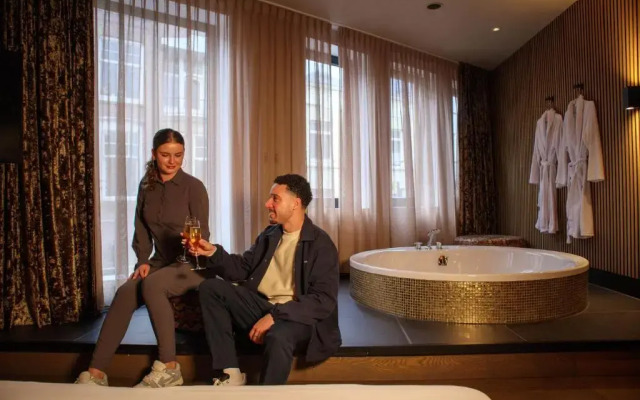 Manzo's Suites