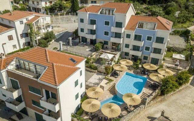 SeaEsta apartment Pool and Beach