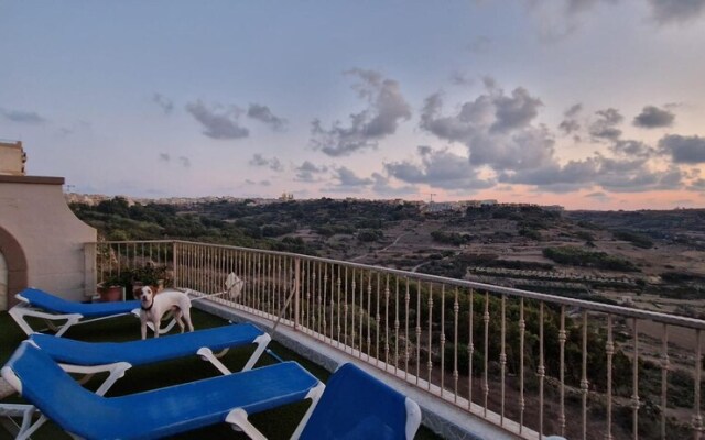 Modern 4-bed Home in Ix-xaghra, Valley View Pool
