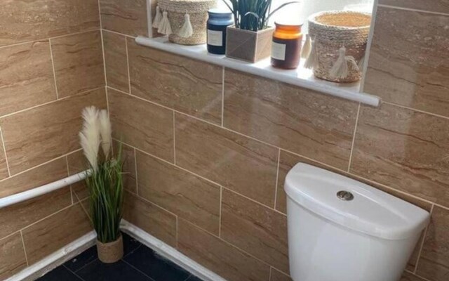 Immaculate 4-bed House Near Anfield and Goodison