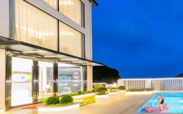 Haikuoyunshen·Super first-line sunrise sea view pool holiday villa (Xiaowushitang Branch)