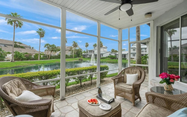 Siesta Bayside Pretty Fountain View