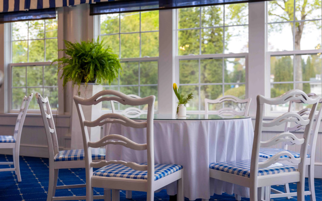 Colonial Inn in Harbor Springs
