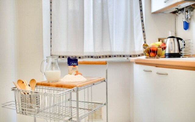 2 Bed Apt w/ Terrace Near Collosseum, Serviced by Hostmaker