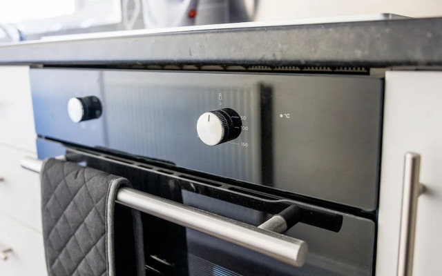 Darlington 4Bd Home: Modern Comfort & Free Parking