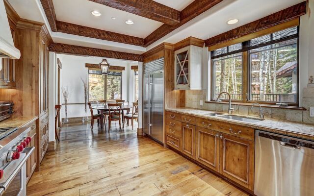 Refined 5 BR Private Home with Private Hot Tub by RedAwning