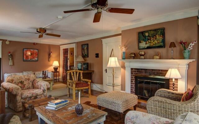 Village Latch Inn Hotel