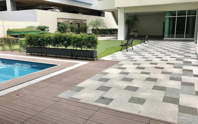 Elegant 2BR Apartment in Upscale Fort BGC Fast Wifi