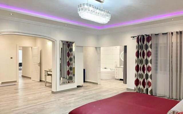 After 5 Apartment 3, 2 Spacious En-suite Bedrooms