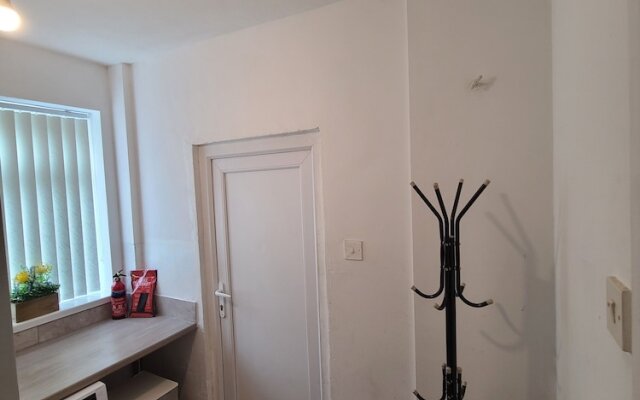 2 Bed House - Sleeps 5 - Parking - Wifi