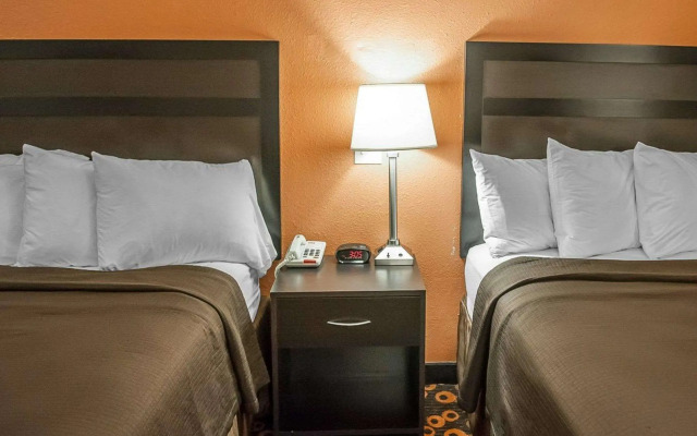 Econo Lodge Inn & Suites