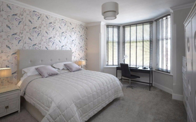 Paramount Apartments