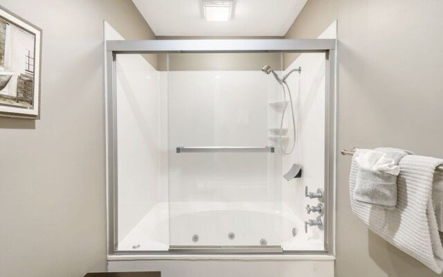 Tranquil Pondview Retreat - Balcony