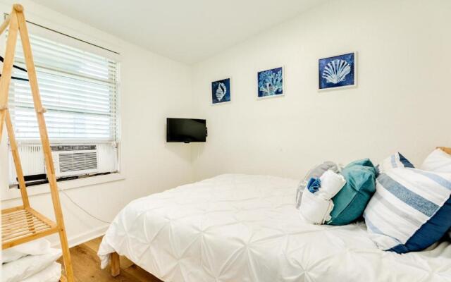 Cute Beach Bungalow Walk to the Beach