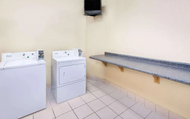 Days Inn and Suites Kalamazoo