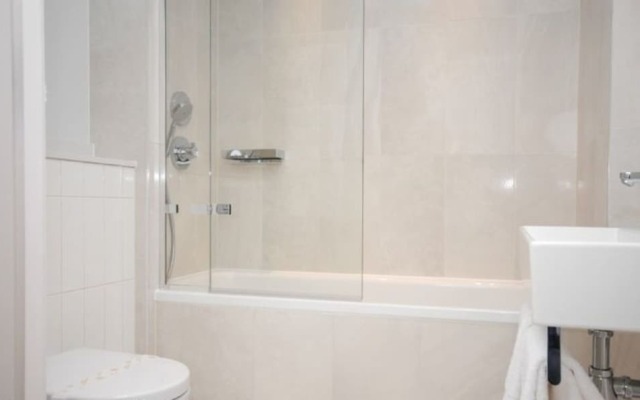 8 The Salterns, Chichester 402400