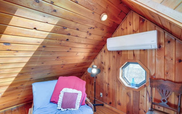 Stunning Lake & Mtn Views: Cozy Catskills Cabin!