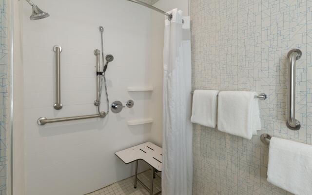 Holiday Inn Express & Suites Lawrence by IHG